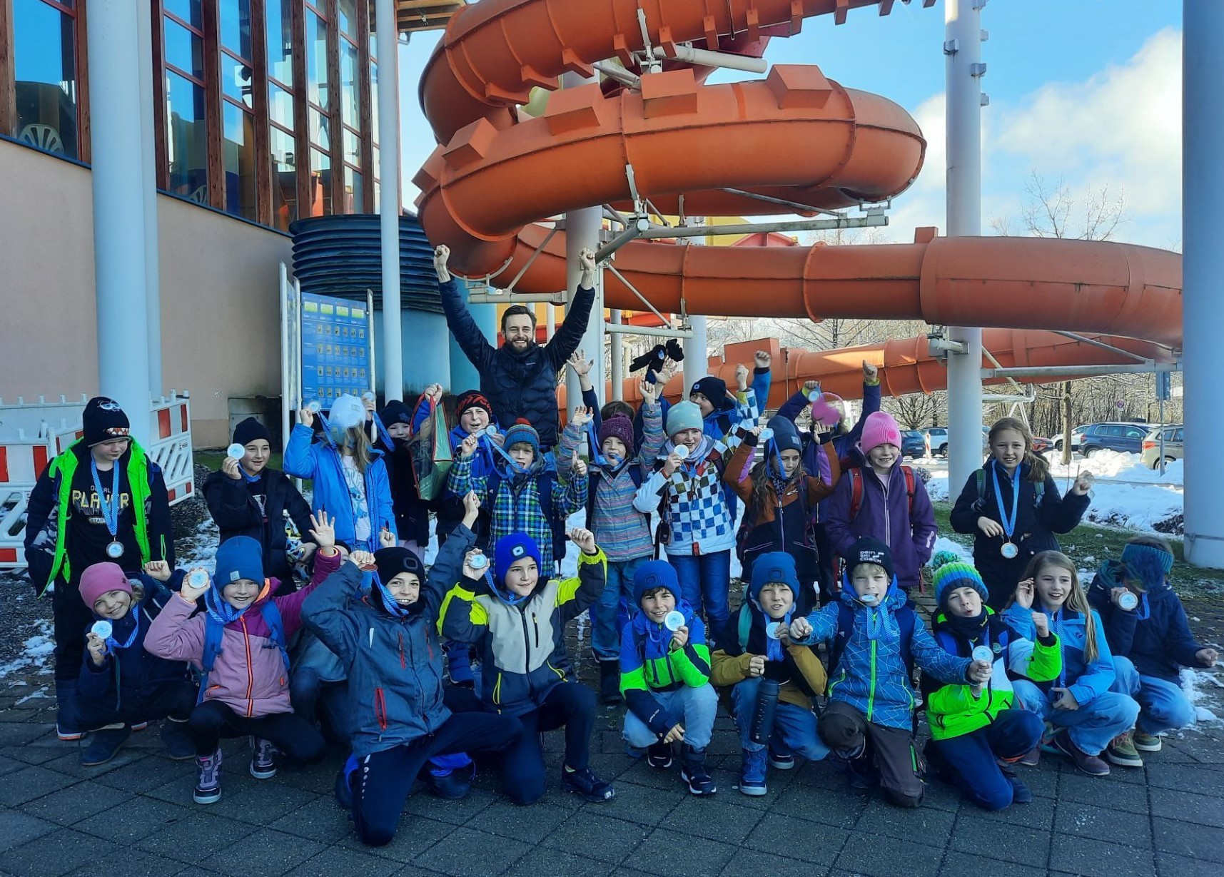 Mehr über den Artikel erfahren Klasse 4b beim Schwimmwettbewerb