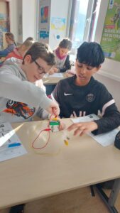 Mehr über den Artikel erfahren Thema Strom in der 4.