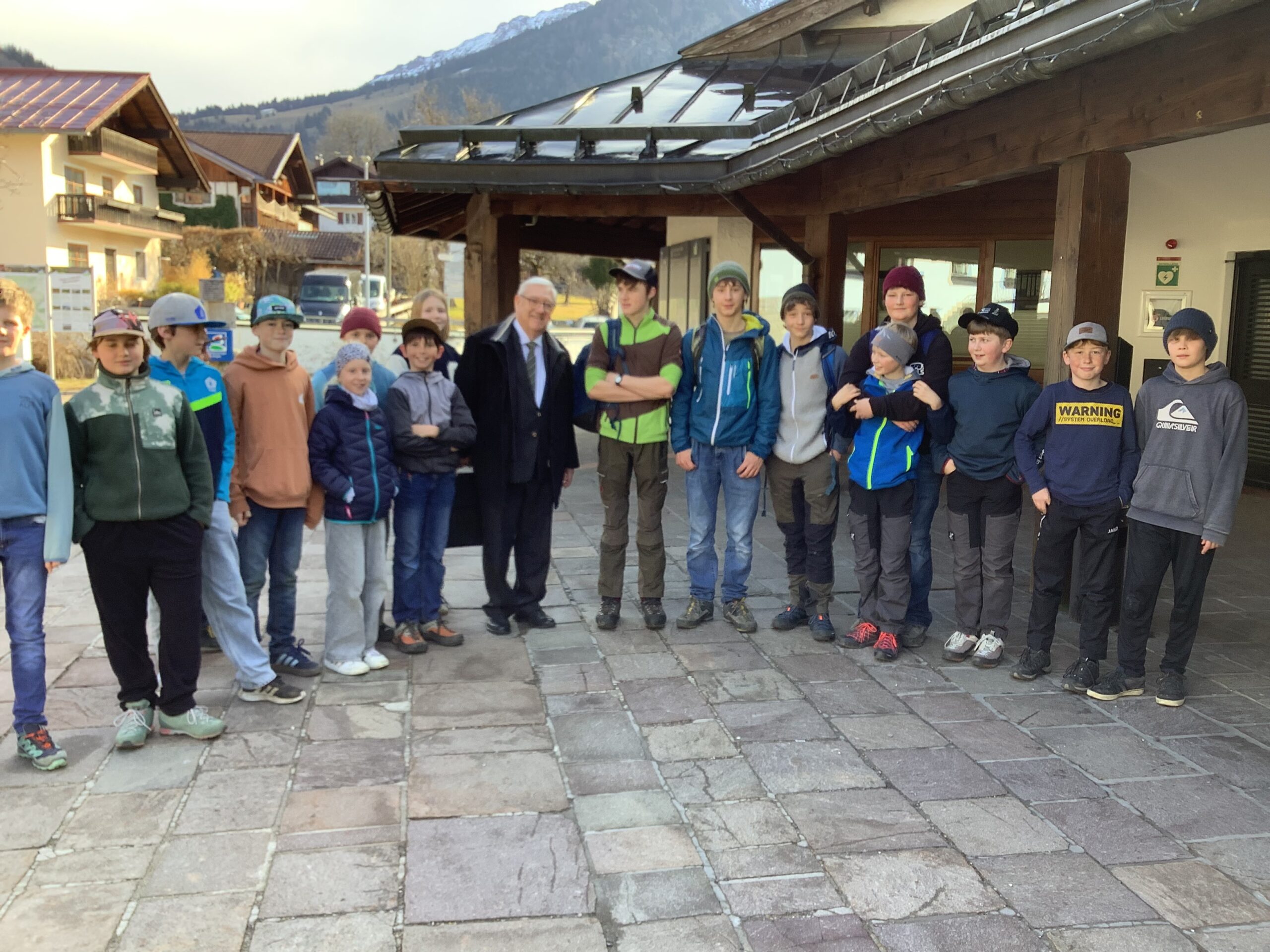 Mehr über den Artikel erfahren Generationenvertrag auf dem Prüfstand: Hindelanger Mittelschüler bei Buchpräsentation