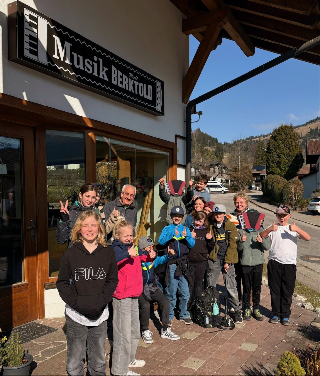 Mehr über den Artikel erfahren Besuch im Musikgeschäft Berktold